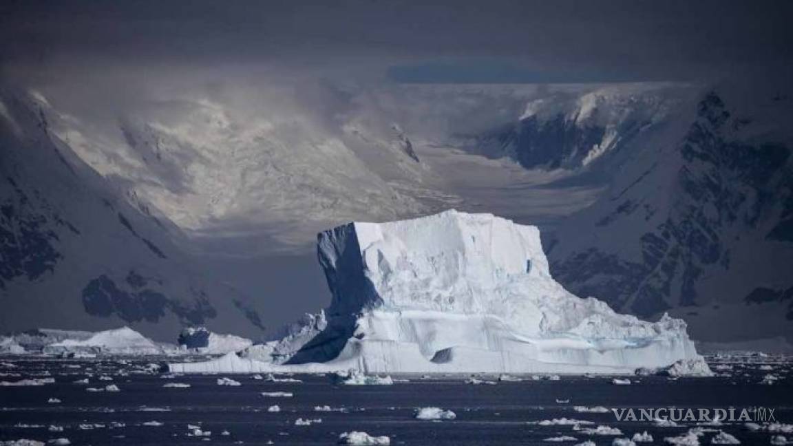 Iceberg, dos veces más grande que Nueva York, a punto de desprenderse de la Antártida