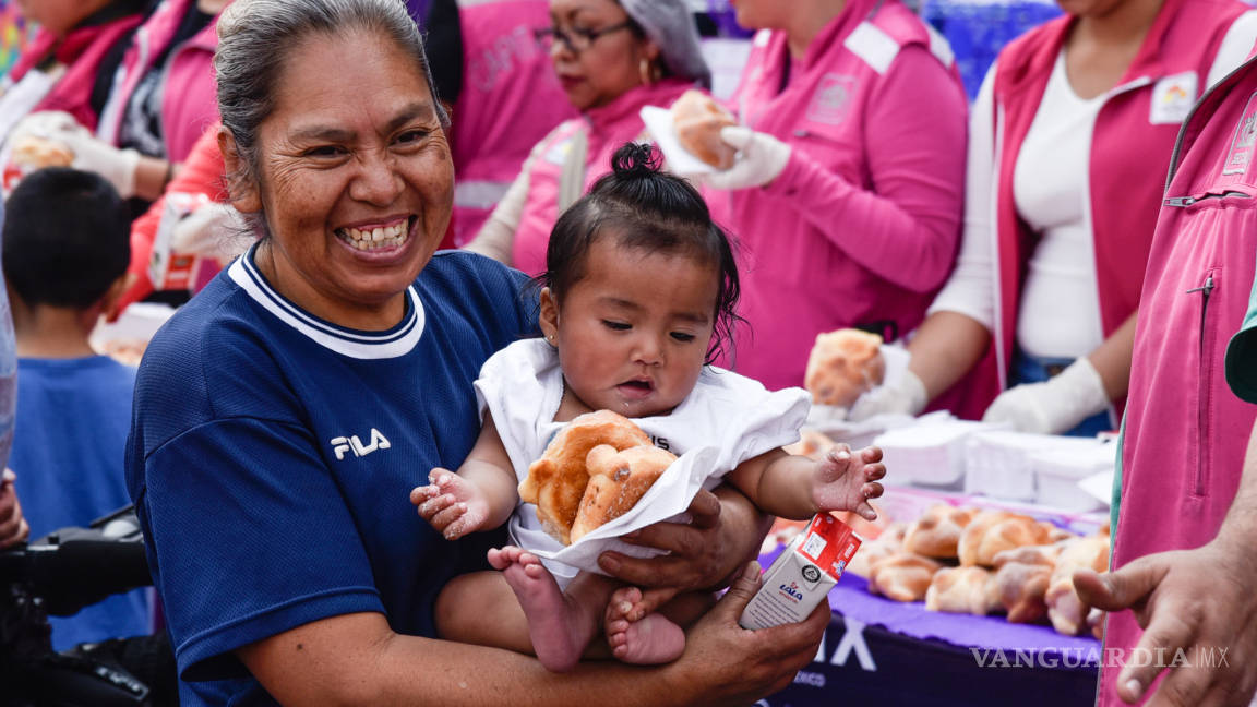 Regalan pan de muerto en CDMX