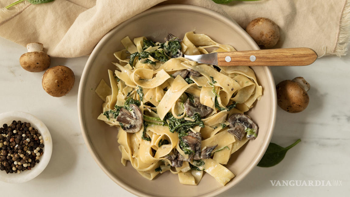 $!Pasta cremosa con espinacas y champiñones.
