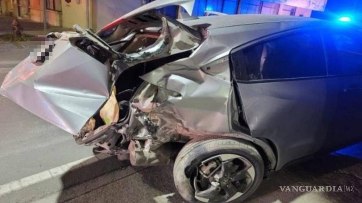 $!El automóvil Honda gris impactado por la patrulla sufrió graves daños, siendo proyectado contra los muros de concreto cercanos al cruce.