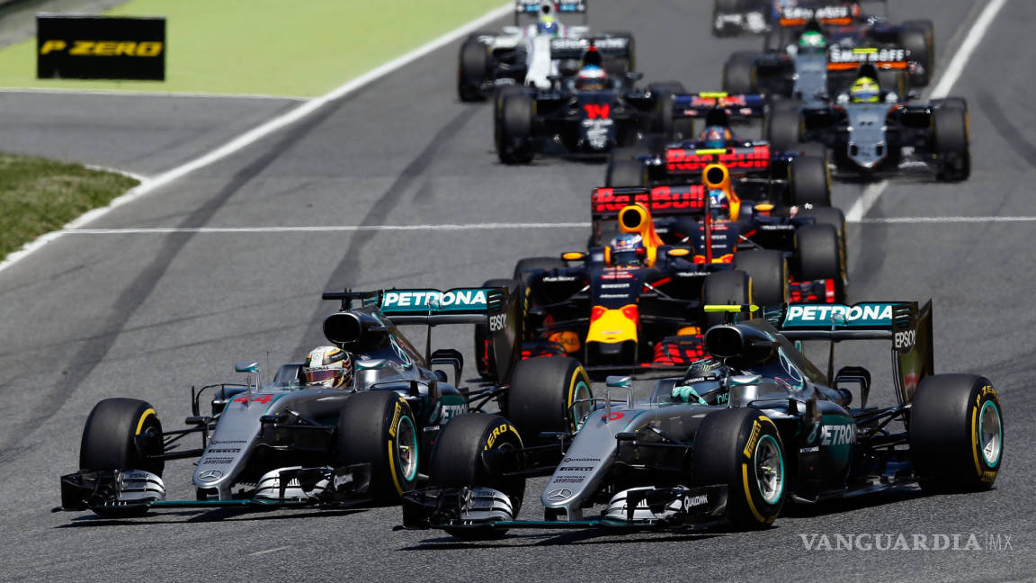 Verstappen triunfa en el Grand Prix de España; Hamilton choca con Rosberg