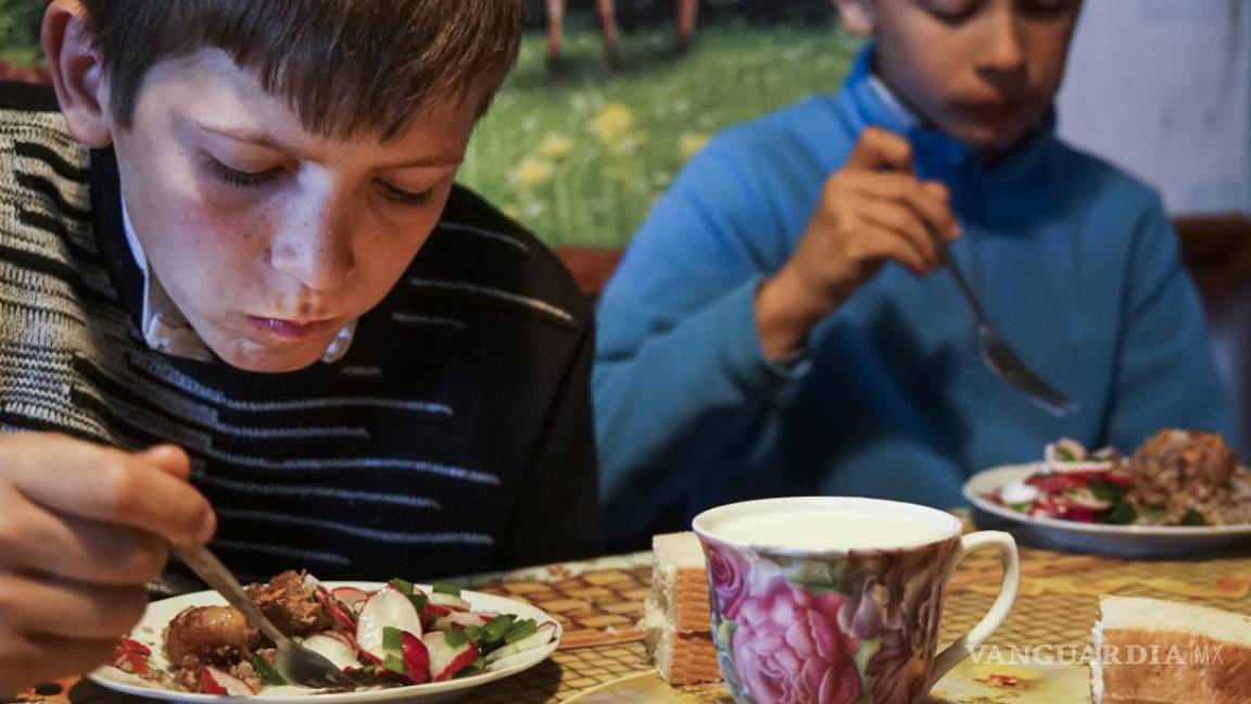 Niños comen alimentos contaminados en Chernobyl