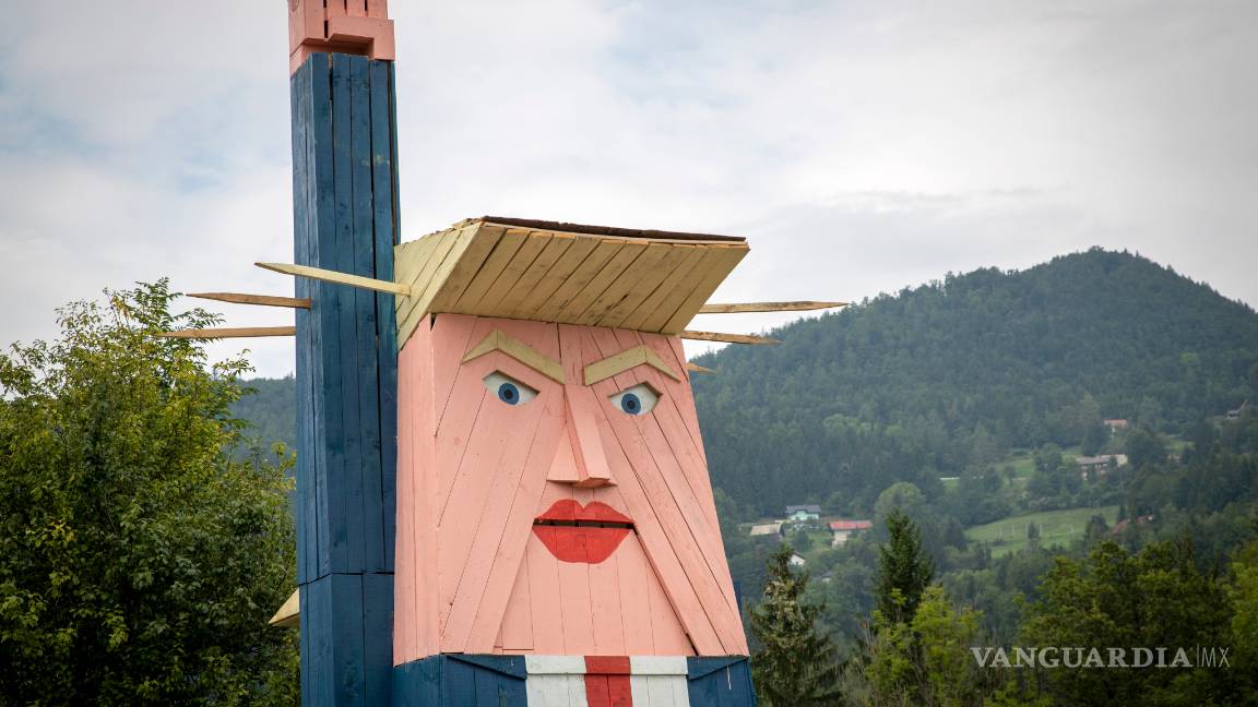 $!Erigen estatua poco halagadora de Trump en Eslovenia