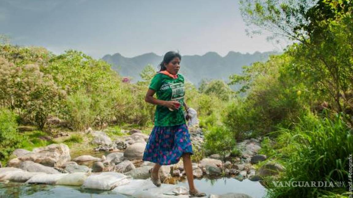 Con sandalias y falda, sin equipo deportivo... mujer tarahumara gana maratón de 50 km en México