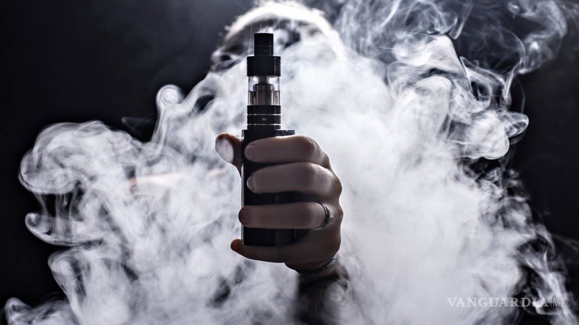 Decreta Trump prohibición a venta de cigarros electrónicos de sabores por misteriosa epidemia