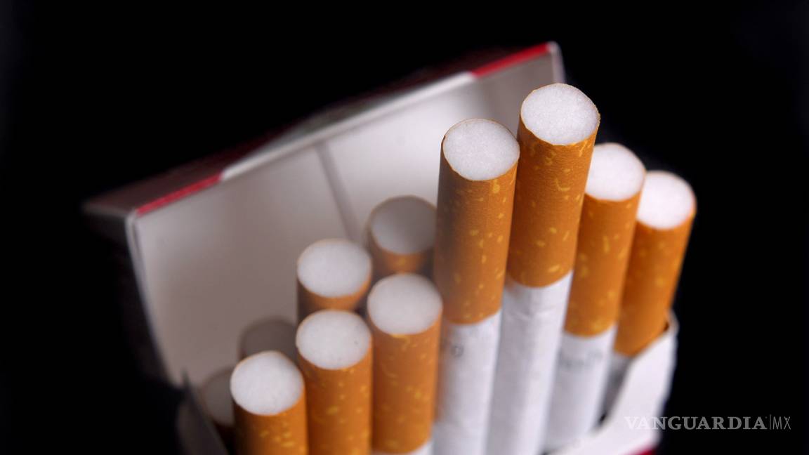 Mexicanos le bajan al vicio y fuman 3 cajetillas de cigarro menos