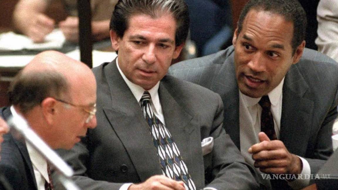 $!Robert Kardashian (centro), O.J. Simpson (derecha) en juicio por el asesinato de Nicole Brown