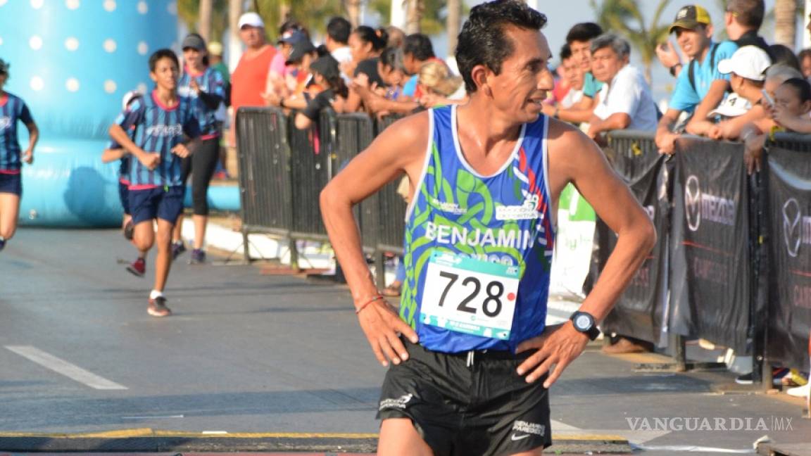 ¿Medallista mexicano enseña a hacer trampa en el Maratón de Chicago?
