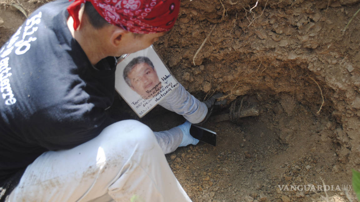 Hallan otra fosa con restos humanos en Iguala; suman 105 cadáveres