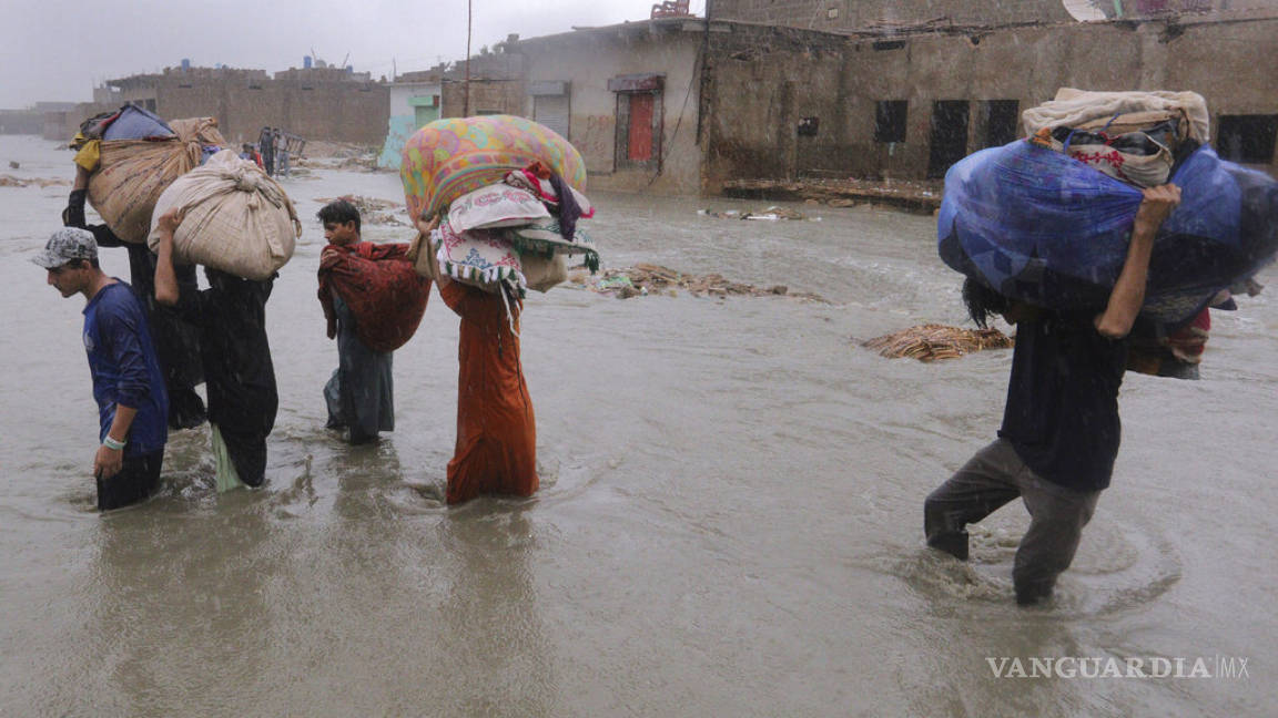Sube a 48 saldo de muertes por inundaciones en Pakistán
