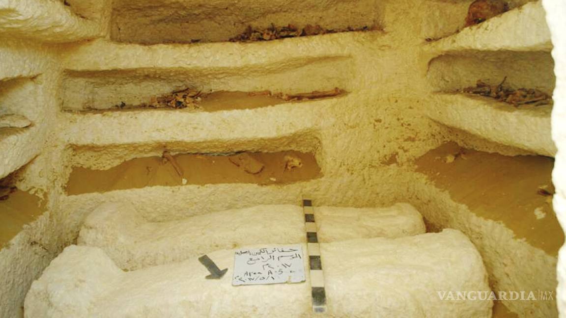 Arqueólogos egipcios encuentran tres tumbas milenarias