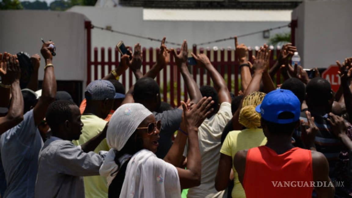 Migrantes africanos esperan hacer válido amparo para transitar por México