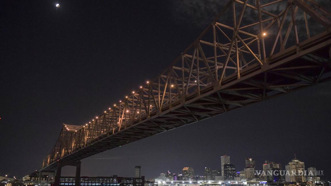 $!Con el puente Crescent City Connection en primer plano, la sombra de la Tierra crea un eclipse lunar casi total durante un período de seis horas, que es el eclipse lunar parcial más duradero en 580 años según la NASA, en Nueva Orleans, Luisiana. AP/Max Becherer/The Advocate
