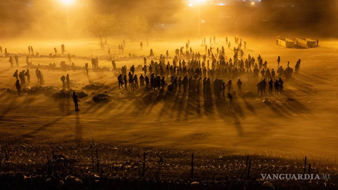 $!Migrantes esperando en un campamento improvisado en El Paso, Texas, en mayo de 2023.