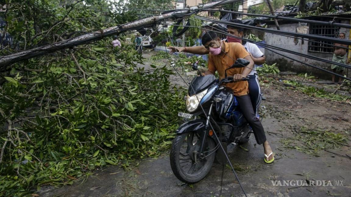 $!Super ciclón Amphan arrasa y destroza todo lo que se interpone en su paso por la India y Bangladesh (fotos)
