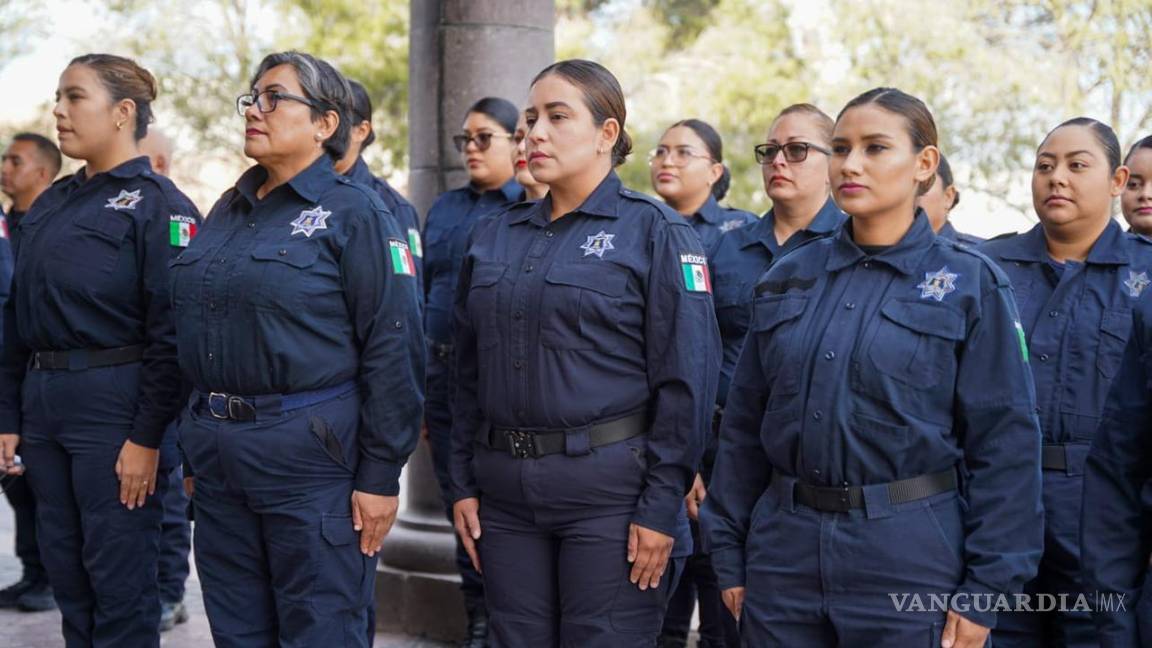 $!A los elementos de Ramos Arizpe se les entregaron uniformes y chalecos durante el evento del Día del Policía.