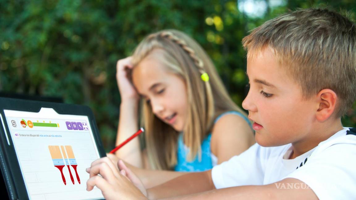 $!Una niña y un niño estudian matemáticas y lectura 'online'.