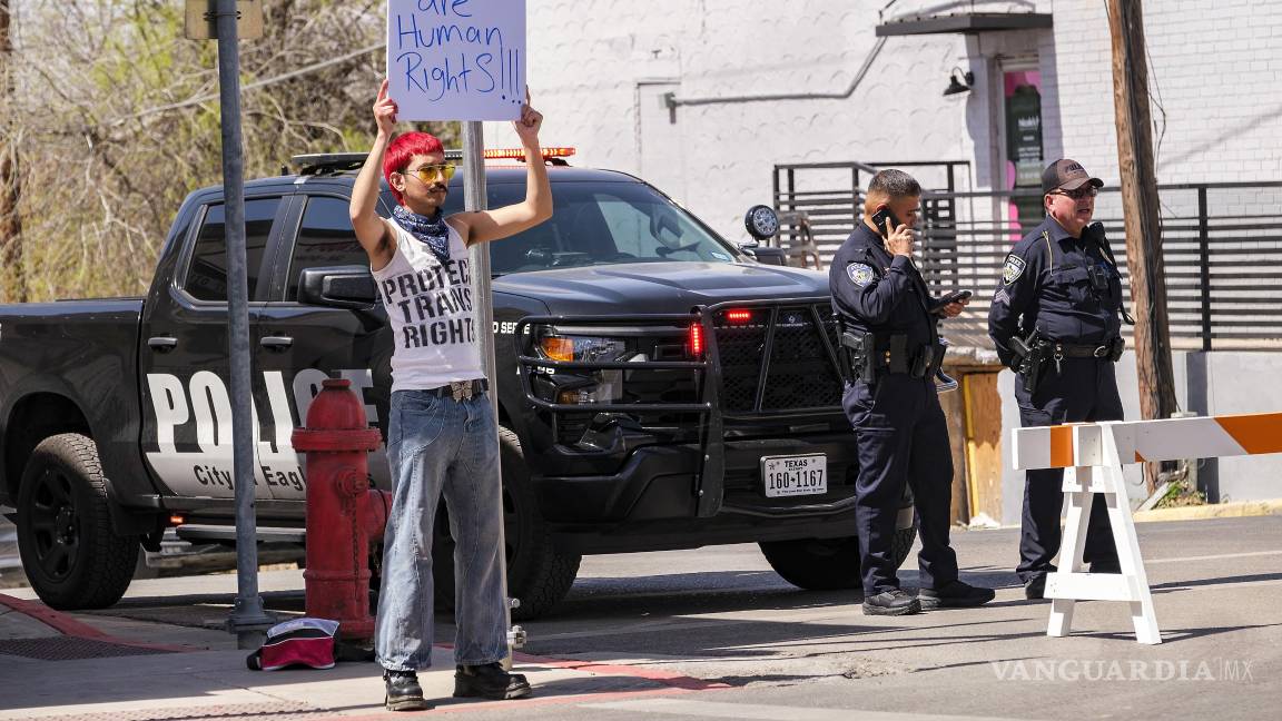 $!Indigo Beltran, de 19 años y residente de Eagle Pass, protesta por la visita del vicepresidente JD Vance a la frontera entre Texas y México en Eagle Pass, Texas.