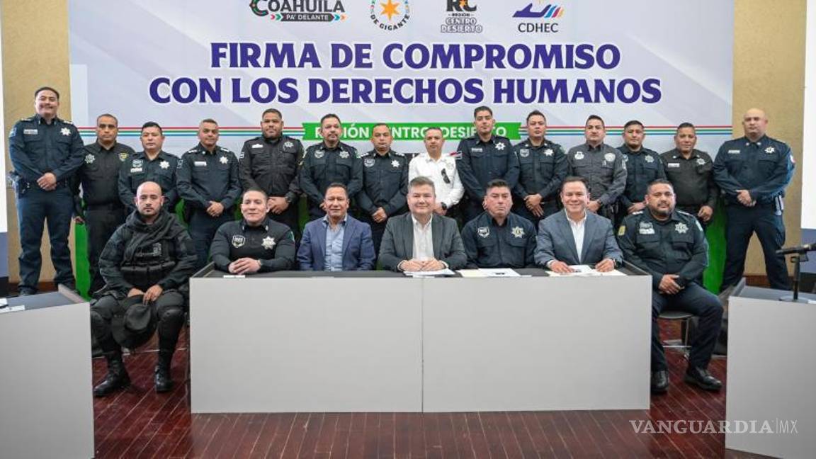 $!Autoridades estatales y municipales reunidas en la Universidad Autónoma de Coahuila.