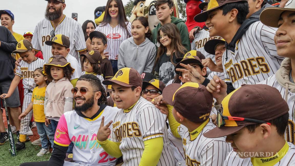 $!Los pequeños de ligas infantiles posaron junto al jugador con sus playeras de los Padres.