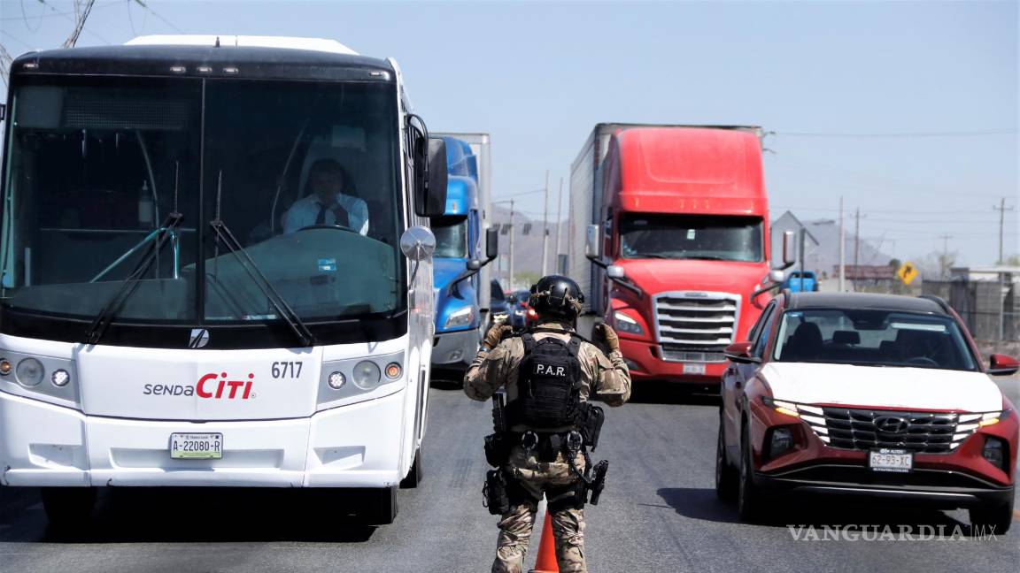 $!Además de ahuyentar a la delincuencia, los elementos de seguridad orientan a los automovilistas.