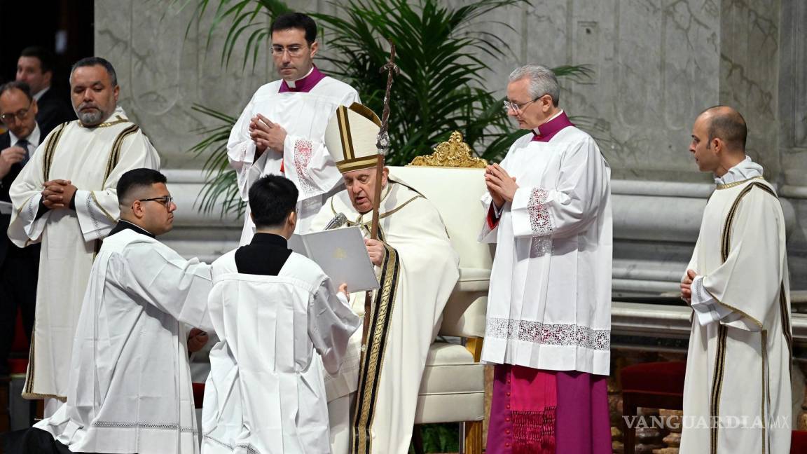 Tras haber sido hospitalizado, el papa Francisco preside la misa de Jueves Santo en el Vaticano