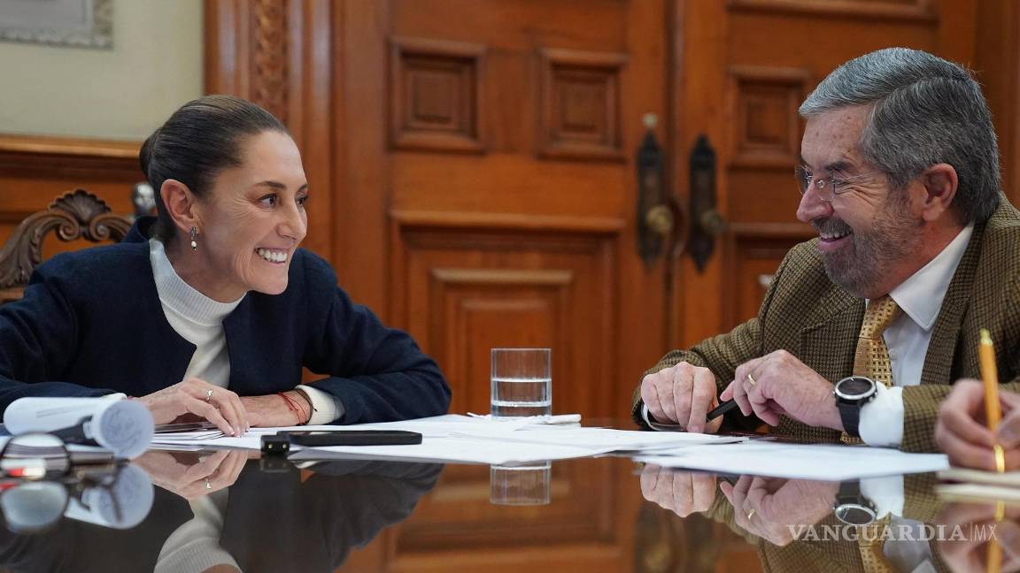 $!La presidenta Claudia Sheinbaum (i) y el canciller Juan Ramón de la Fuente durante una conversación telefónica con el presidente electo Donald Trump.