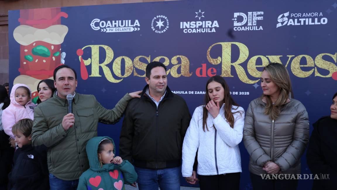 Comparte Manolo Jiménez Rosca de Reyes con familias de Saltillo