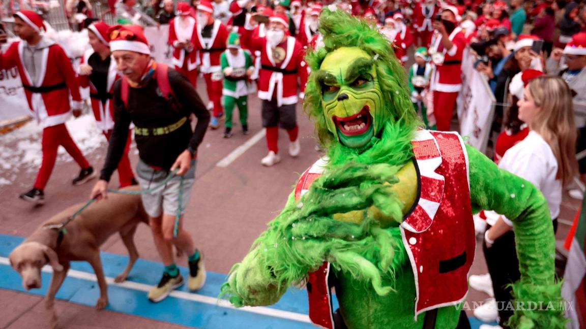 Corren casi 3 mil Santa Claus por las calles de Guadalajara