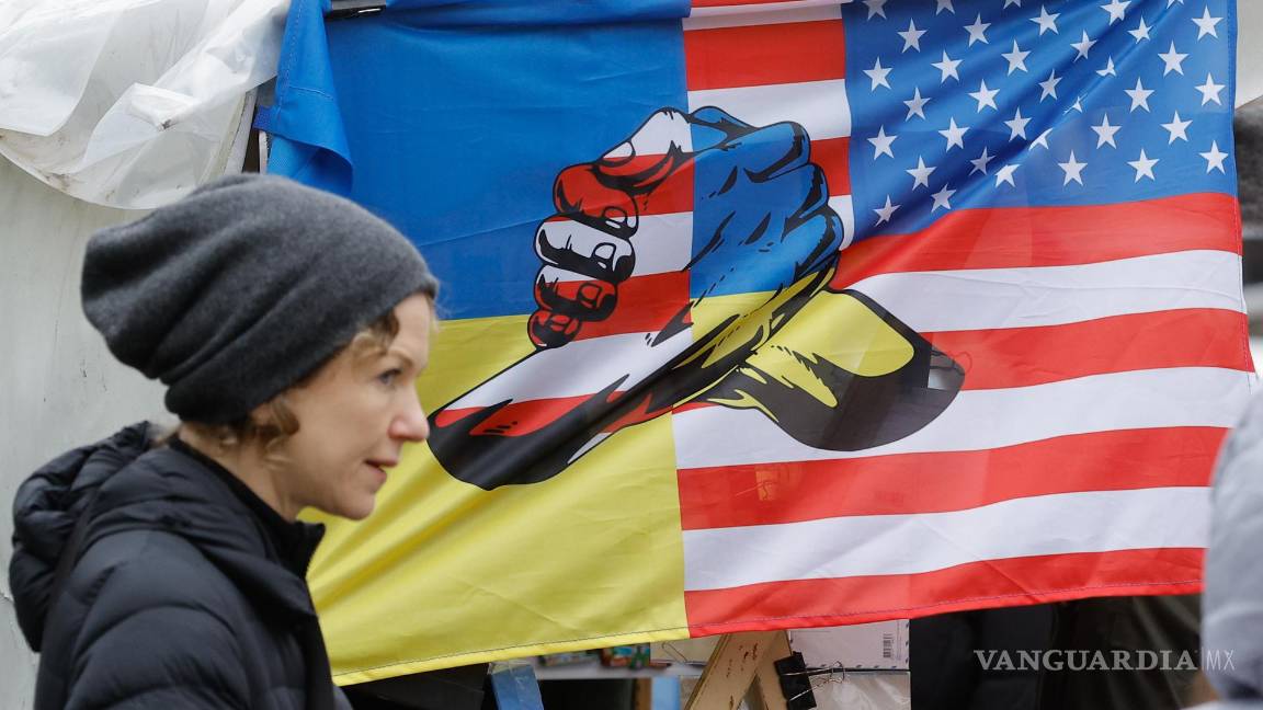 $!Una mujer ucraniana pasa por un puesto de souvenirs con una bandera que representa las banderas de Ucrania y Estados Unidos, en el centro de Kiev, Ucrania.