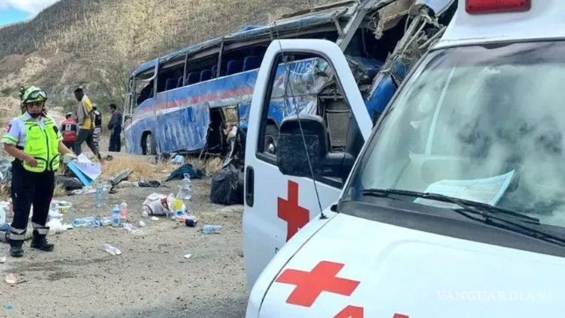 Mueren 18 migrantes tras volcar camión en Oaxaca