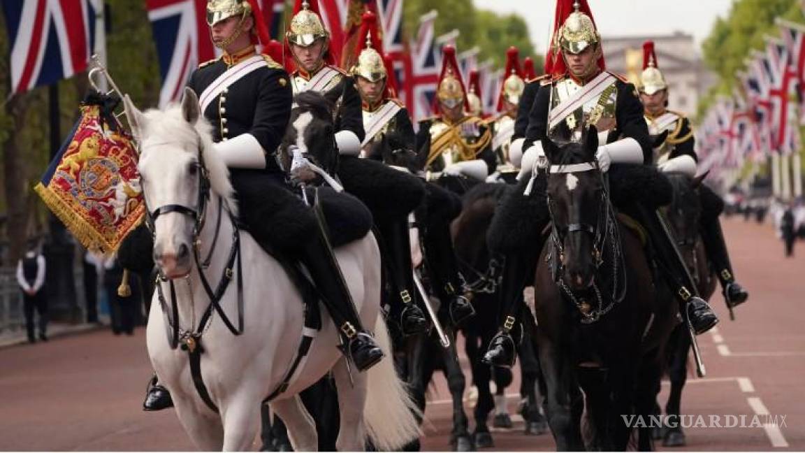 Comienza la procesión de la reina Isabel II desde el Palacio de Buckingham