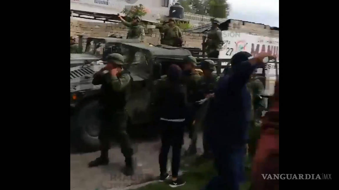 Pobladores se enfrentan con militares en Puebla
