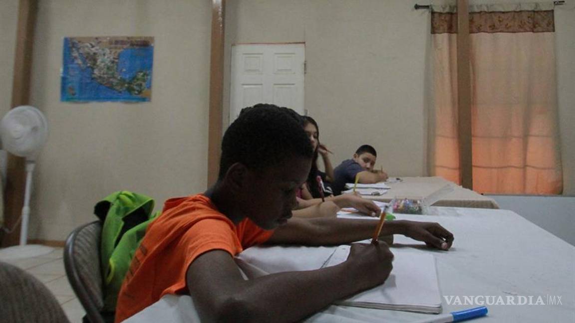 $!Niños migrantes varados en la ciudad de Tijuana reciben clases a distancia