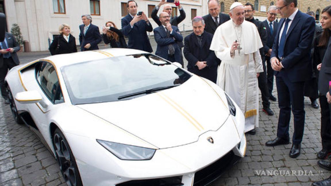 Regalan un Lamborghini al Papa Francisco; lo subastará para beneficiencia