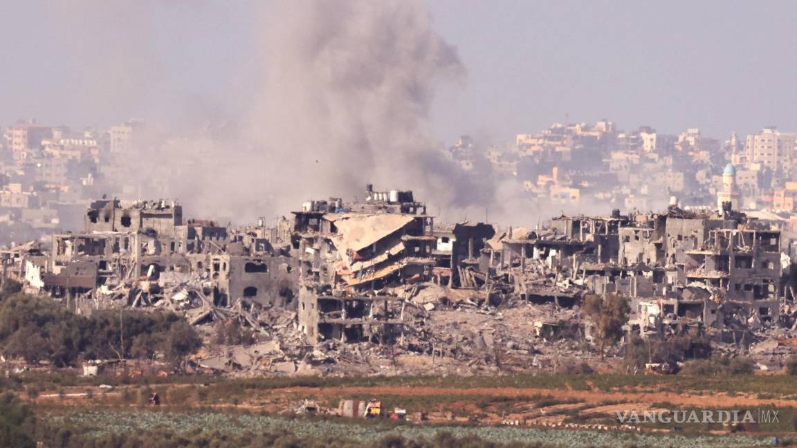 $!El humo sale de los edificios en ruinas en la parte norte de la Franja de Gaza, visto desde Sderot, Israel.