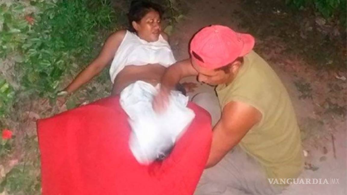 Mujer da a luz afuera de un hospital de Veracruz por falta de médico