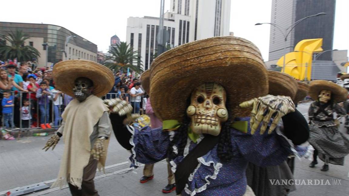 $!Los muertos toman calles de la Ciudad de México en un macrodesfile (fotos)