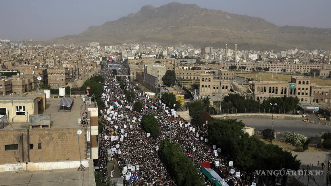 $!Yemeníes asisten a una manifestación para mostrar apoyo a las facciones islámicas palestinas, en Saná, Yemen.