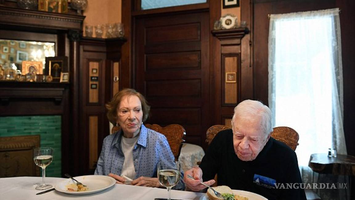 Mientras en EU el ex presidente Jimmy Carter lava él mismo sus platos, en México los ex mandatarios tienen hasta 20 ayudantes
