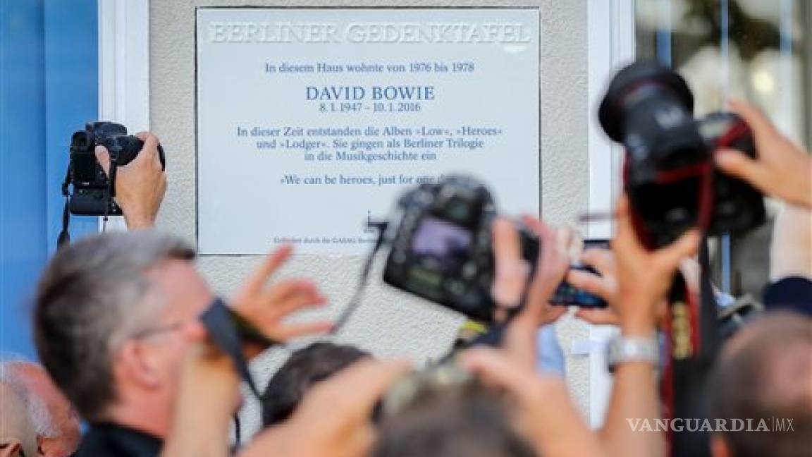 Develan placa en recuerdo de los creativos años de Bowie en Berlín