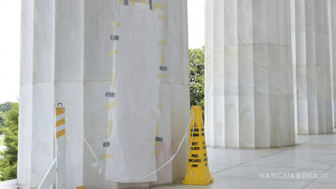 Grafitean el monumento a Lincoln en Washington