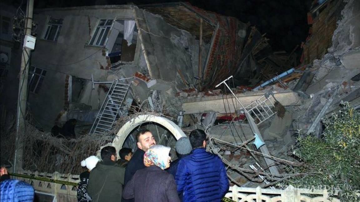 Registran 18 muertos por sismo de magnitud 6.7 en Turquía
