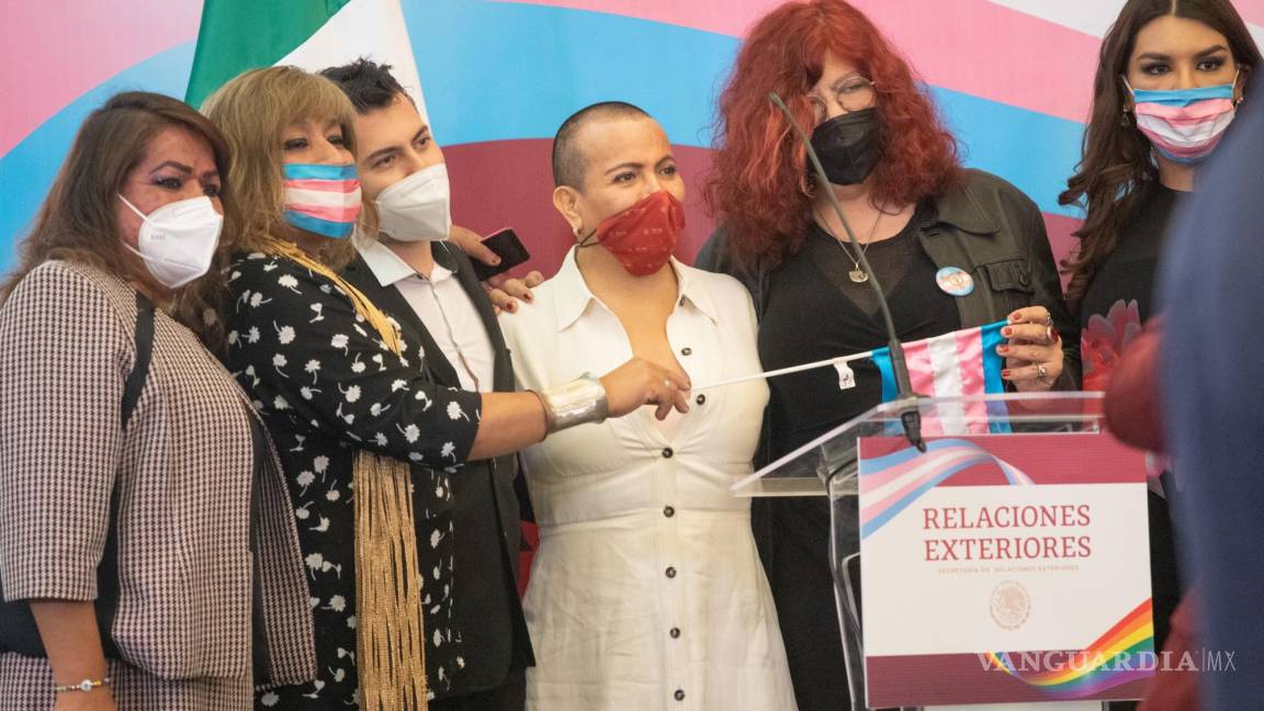 México entrega primeras actas a personas trans en el exterior; ‘histórico’, señala Ebrard