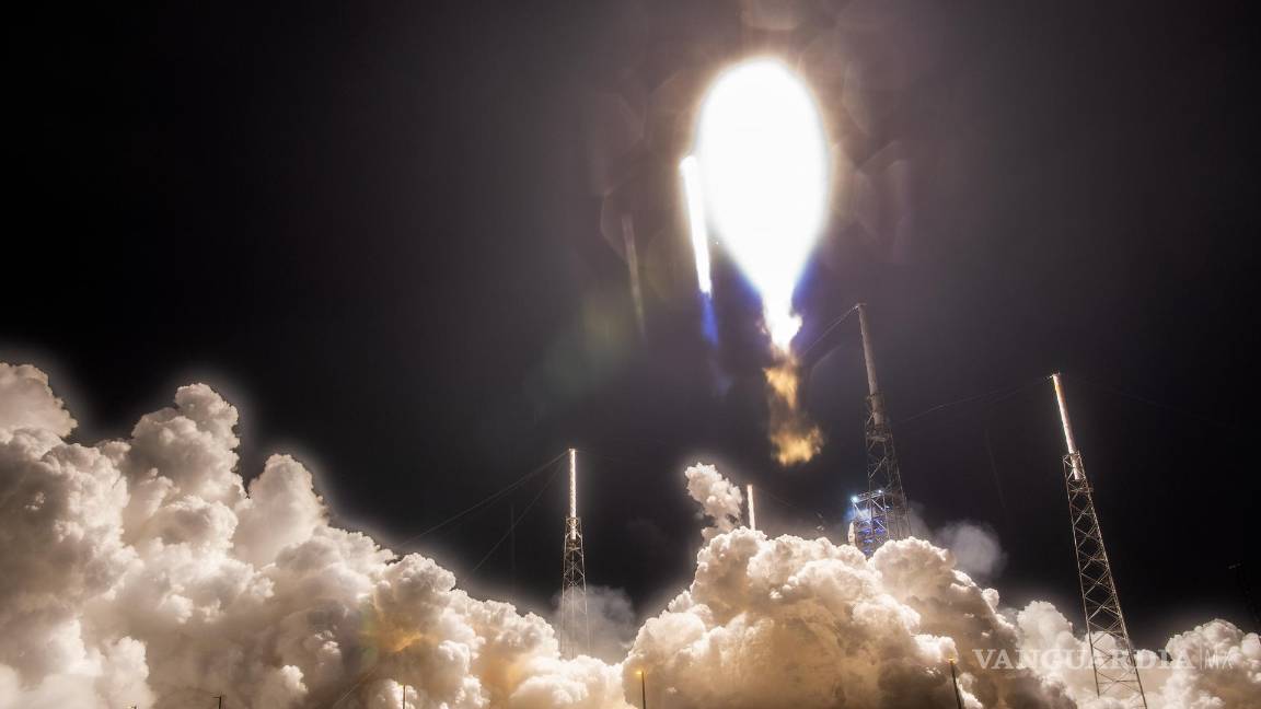 $!La nave espacial PACE de la NASA a bordo de un cohete SpaceX Falcon 9 despega del Complejo de Lanzamiento Espacial 40 en Cabo Cañaveral.