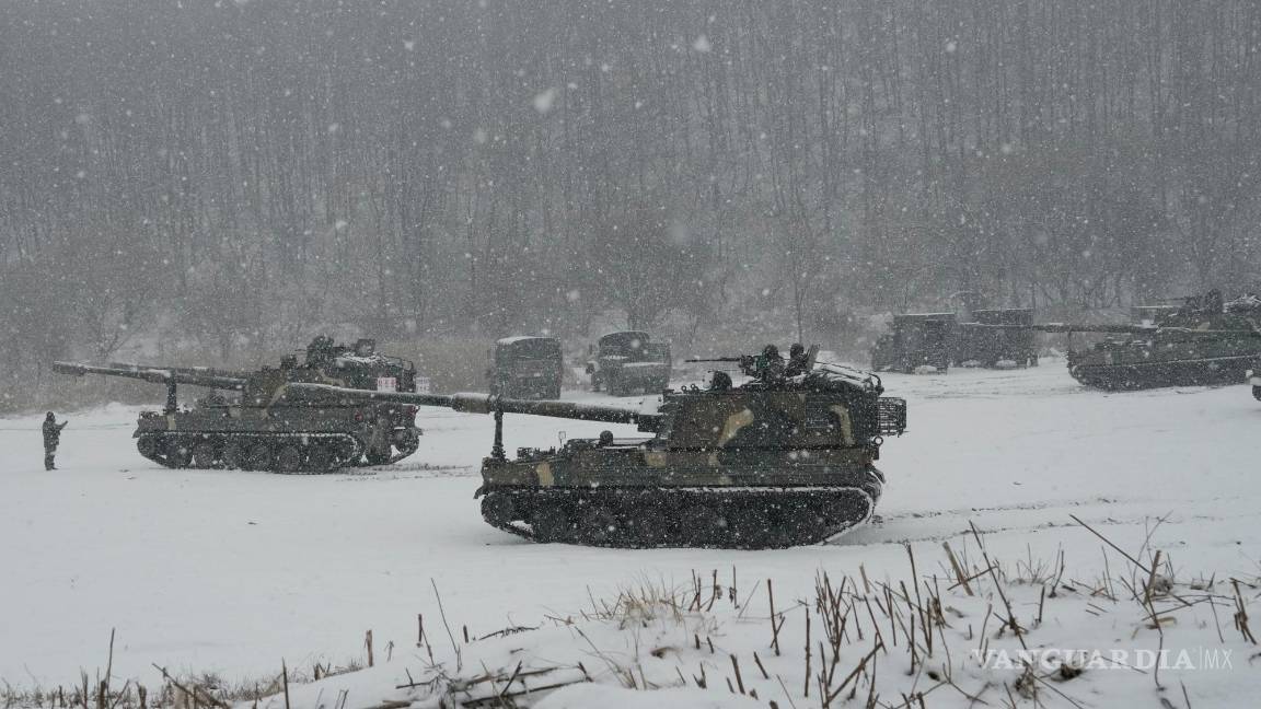 $!Los obuses autopropulsados K-9 del ejército de Corea del Sur se mueven durante un ejercicio militar en Paju, Corea del Sur, cerca de la frontera con Corea del Norte.