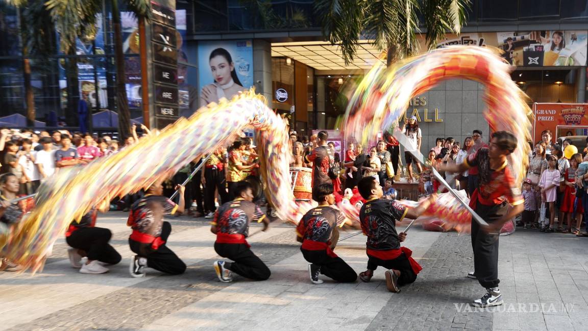 $!Los bailarines realizan una danza del dragón durante la celebración del Año Nuevo Lunar chino en Yangon, Myanmar.