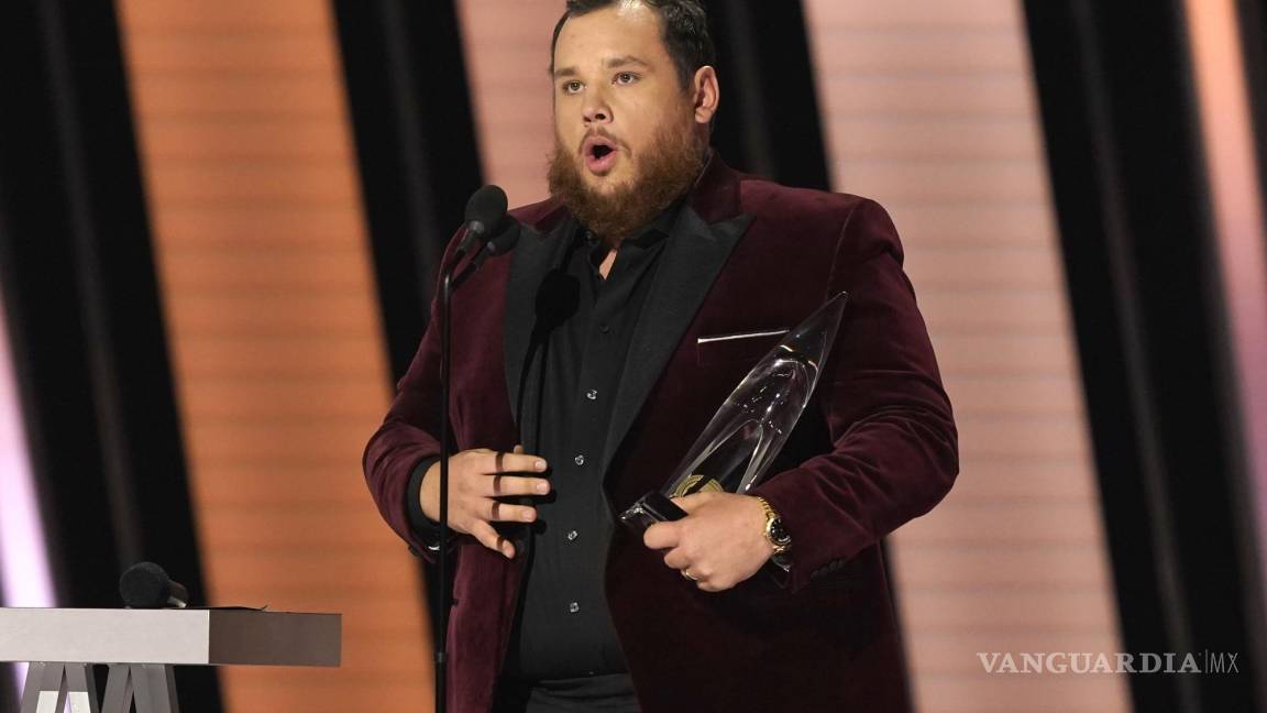 $!Luke Combs recibe el premio al artista del año en la 55ta entrega anual de los Premios CMA de la música country en el Bridgestone Arena en Nashville, Tennessee. AP/Mark Humphrey