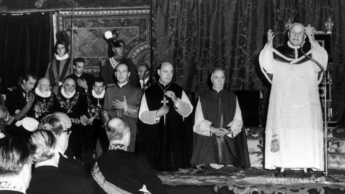 $!El Papa Juan XXIII reza el 12 de octubre de 1962 durante una audiencia especial a los delegados de gobiernos extranjeros al concilio ecuménico, en la Capilla Sixtina.