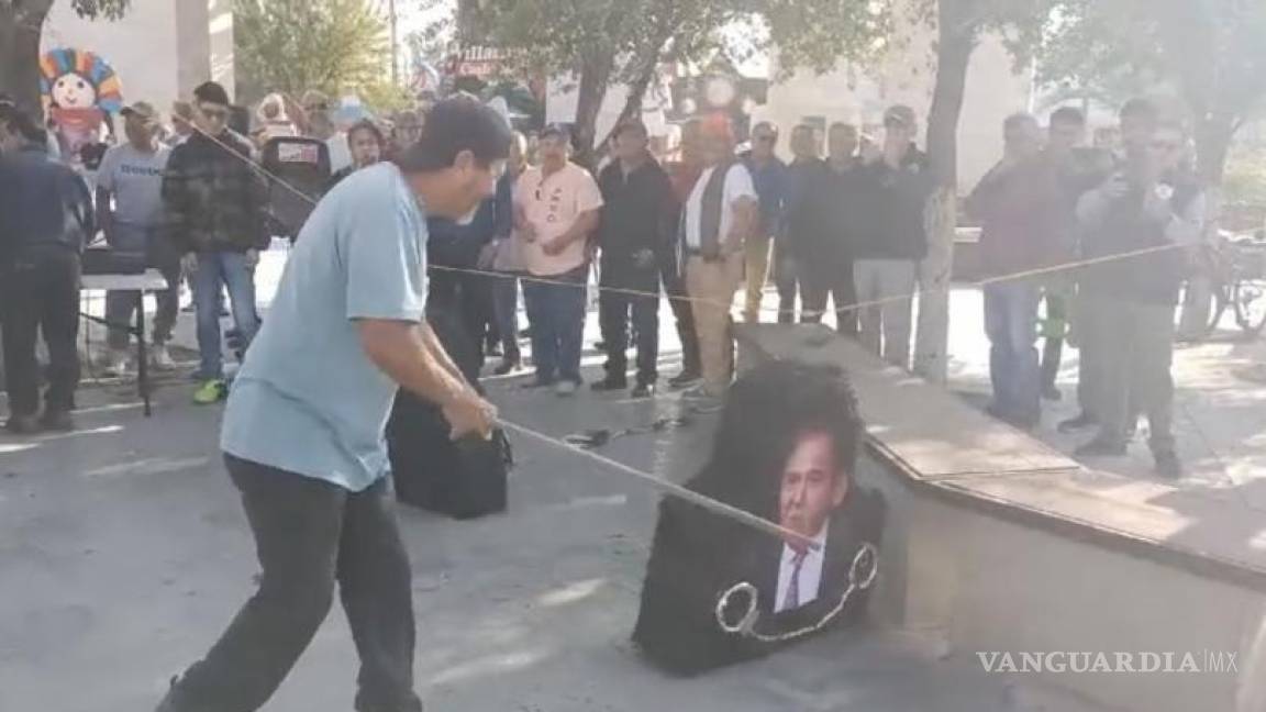 Monclova: Obreros de AHMSA usan efigies de Alonso Ancira y líder sindical como piñata (video)